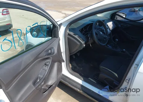 2015 Ford Focus S z USA, uszkodzony, nr VIN 1FADP3E26FL217266